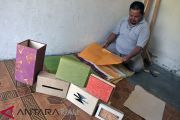 Perajin Kertas dari Pisang