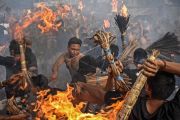 Warga Hindu Gelar tradisi Perang Api