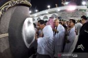 PRESIDEN JOKOWI MENCIUM HAJAR ASWAD