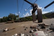 Jembatan gantung desa Tuva Putus