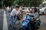 Siswa membagikan takjil