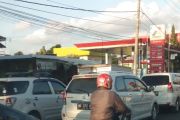 Antrean di SPBU akibatkan kemacetan