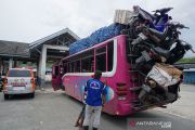 Bus angkut motor pemudik
