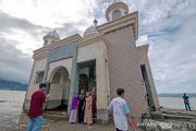 Wisata lebaran di bekas masjid terapung