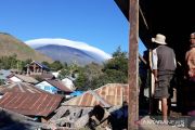 Topi awan melingkari Gunung Rinjani