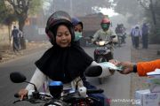 Bagi-bagi masker akibat asap