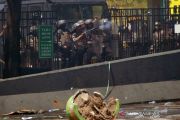 Demo di Makassar berakhir bentrok
