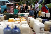 Antrean air bersih