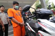 BEGAL REMAS PAYUDARA PEREMPUAN DI JALAN RAYA