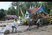 RUMAH DAN MOBIL HANYUT DI HANTAM BANJIR BANDANG MALALO