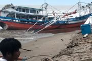 PULUHAN KAPAL BAGAN TENGGELAM DAN TERDAMPAR  DI HANTAN BADAI