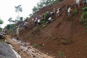 Longsor di lereng Gunung Prau