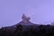 GUNUNG MERAPI MELETUS