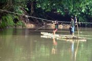 Jasa Penyeberangan Rakit Bambu