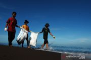 Bersih-bersih sampah di pantai