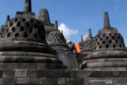 Candi Borobudur disemprot disinfektan