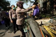 Bantuan paket sembako untuk warga