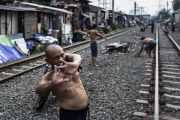 Berjemur di Bantaran Rel Kereta Api