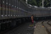 Berjemur di Bantaran Rel Kereta Api