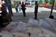 Warga antre beli gula pada operasi pasar yang di gelar  Disperidag Sulteng