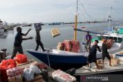 Kapal antar pulau sepi penumpang