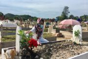 Peziarah padati taman pemakaman Temiang Batam