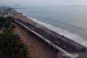 MANFAATKAN JEMBATAN PENGHUBUNG PANTAI