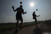 Pesepak takraw kembar berlatih di tengah pandemi