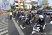 Penerapan jaga jarak di kawasan traffic light