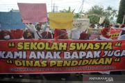 AKSI PROTES SEKOLAH SWASTA
