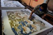 Batik tulis berkonsep wayang beber
