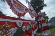 Pedagang bendera musiman mulai menjamur di Palu