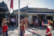 Upacara bendera dengan kostum wayang