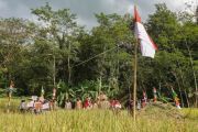 Upacara peringatan HUT RI oleh para petani