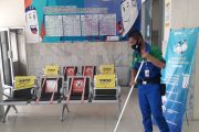 Bersihkan sarana umum di Stasiun KA Tanjungkarang