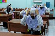 Bantuan pelindung wajah untuk siswa