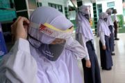 Bantuan pelindung wajah untuk siswa
