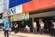 Warga ramai mengantri di bank usai  cuti bersama