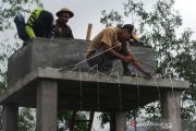 Warga Membuat Tempat Penampungan Air