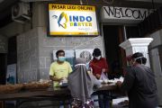 Barter sembako di Pasar Legi Solo