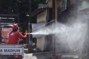 Penyemprotan Disinfektan Zona Merah COVID-19