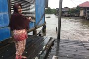 Warga yang terdampak gelombang pasang Batu Merah