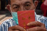 Pembagian angpao untuk manula