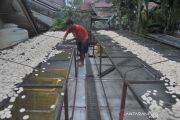 Produksi kerupuk kemplang menurun akibat musim hujan