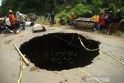 Lubang Besar Di Jalan Provinsi Penghubung Brebes Dan Tegal