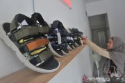 Sepatu sandal berbahan jumputan Palembang
