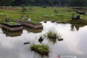 Memancing Di Pemakaman Yang Terendam Banjir