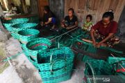 Kerajinan Anyaman Dari Limbah Janur Plastik