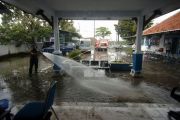 Membersihkan lumpur pasca banjir