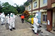 SMAN 1 Sumbar Disemprot Disinfektan Usai 58 Siswa Positif COVID-19